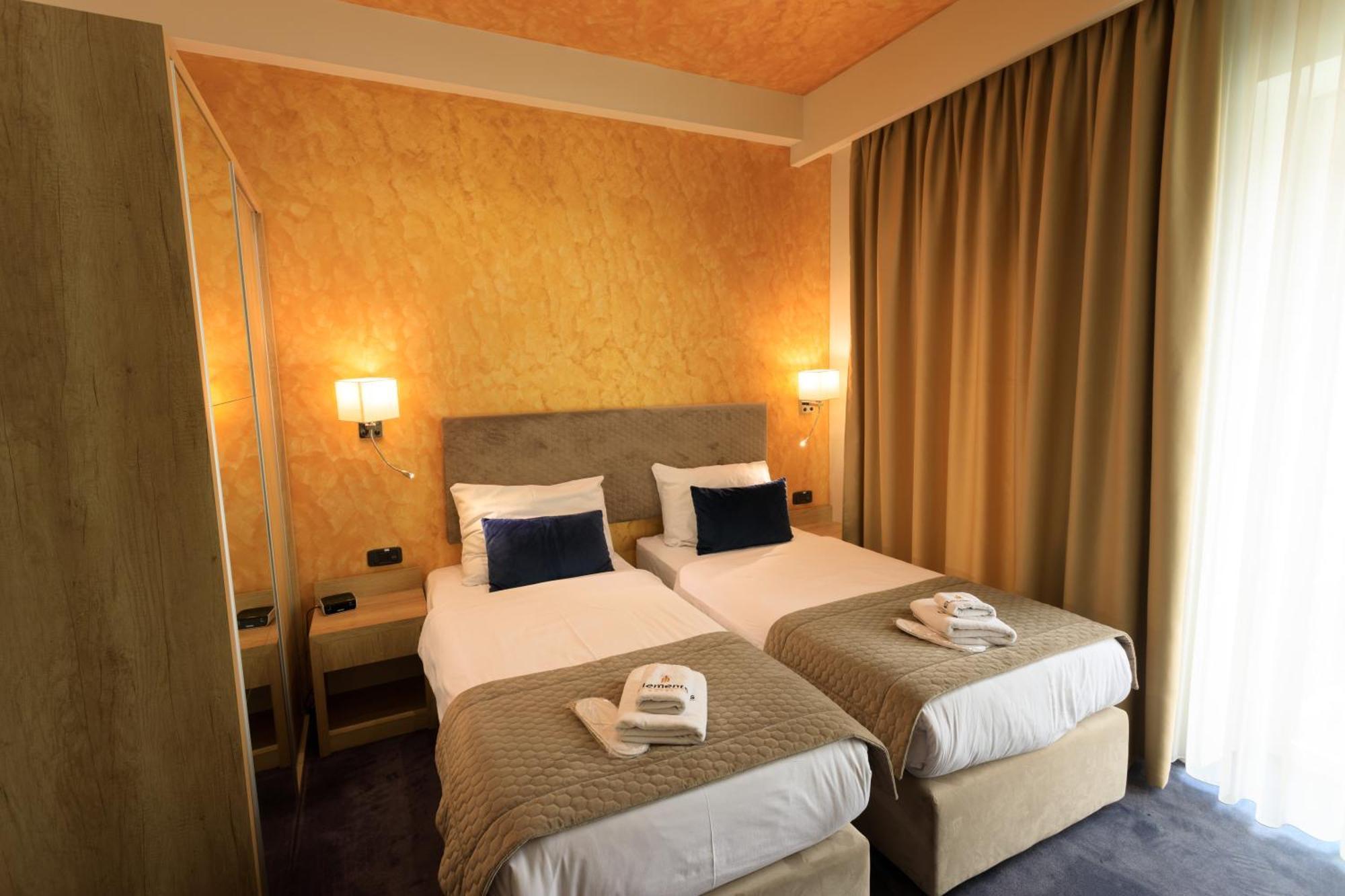 Hotel Elements ノヴィ・パザル エクステリア 写真